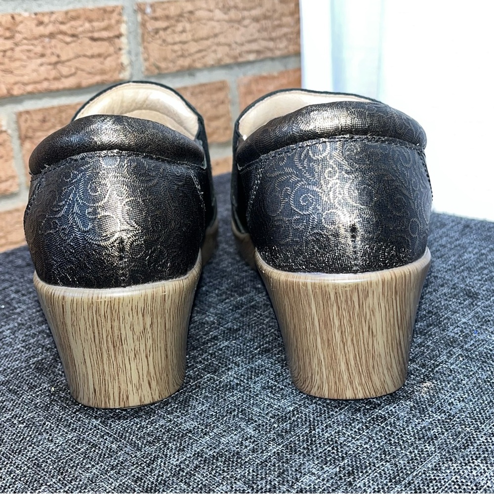 Alegria Eryn Bronze Tooled Leather Clogs Slip On Comfort Shoes EU 39 US 8 8.5 - Picture 3 of 7